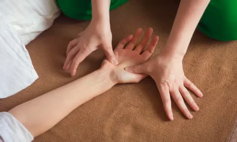 آموزش ماساژ دست