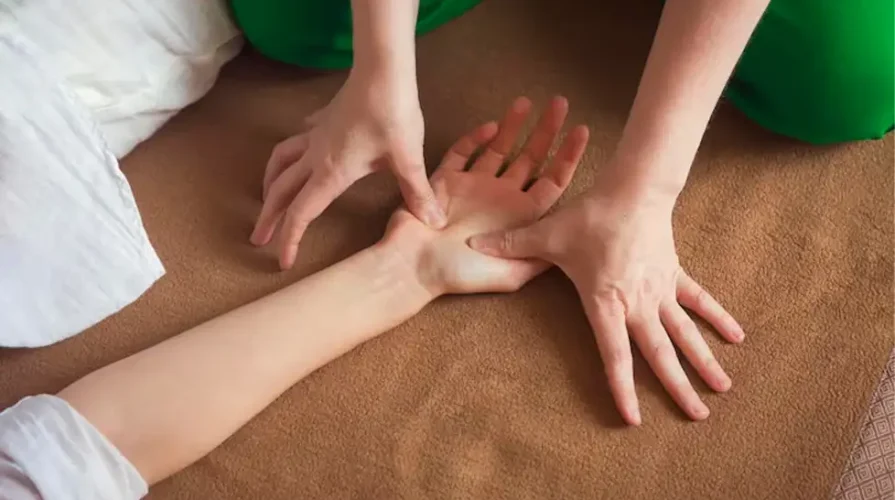 آموزش ماساژ دست